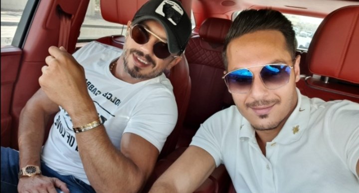 صورة توضيحية - علاقة صداقة قوية تجمع بين رجل الأعمال شفيق نور الدين والمصمم محمد غياض