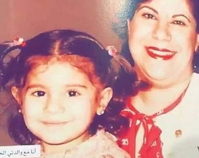 صورة توضيحية - حليمة بولند بة من طفولتها