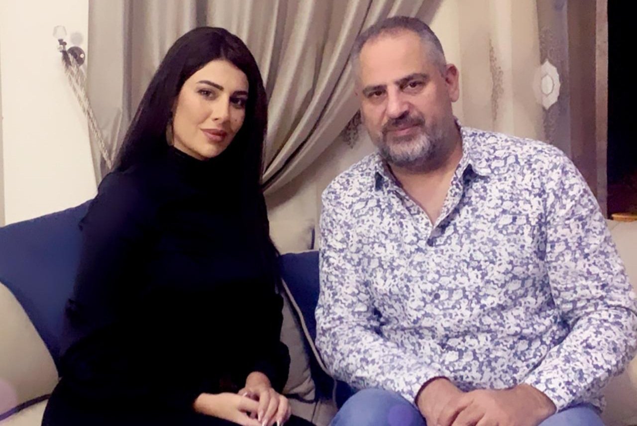 صورة توضيحية - الممثلة غنوة محمود ضيفة الاعلامي زكريا فحام ومفاجأة غير متوقعة و إقتحام منزلها وما سبب بُكائها ؟ وللمرة الاولى تغني أمام الكاميرا