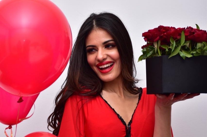 صورة توضيحية - النجمة التونسية إشراق قمر مثيرة بالأحمر ومن هي الطفلة التي شاركتها التصوير؟