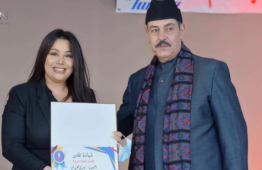 صورة توضيحية - لطفي بوشناق يسلم جائزة الاتحاد التونسي للشغالين الشبان للنجمة يسرا محنوش