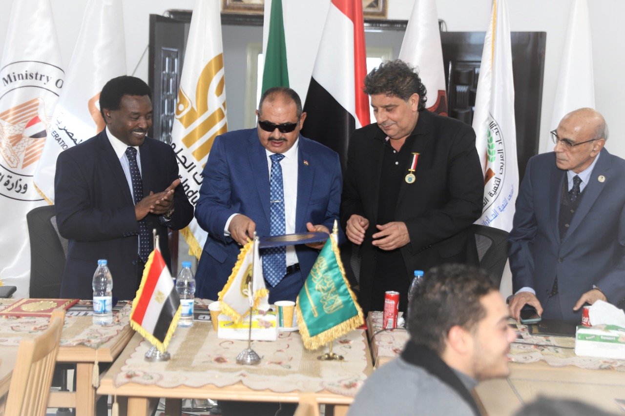 صورة توضيحية - د.بسام فرشوخ رئيس الاتحاد العربي لتمنية الصادرات والصناعات الجلدية بالملتقى الاقتصادي بجامعة الدول يقوم بإنجاز صناعي إقتصادي في القاهرة