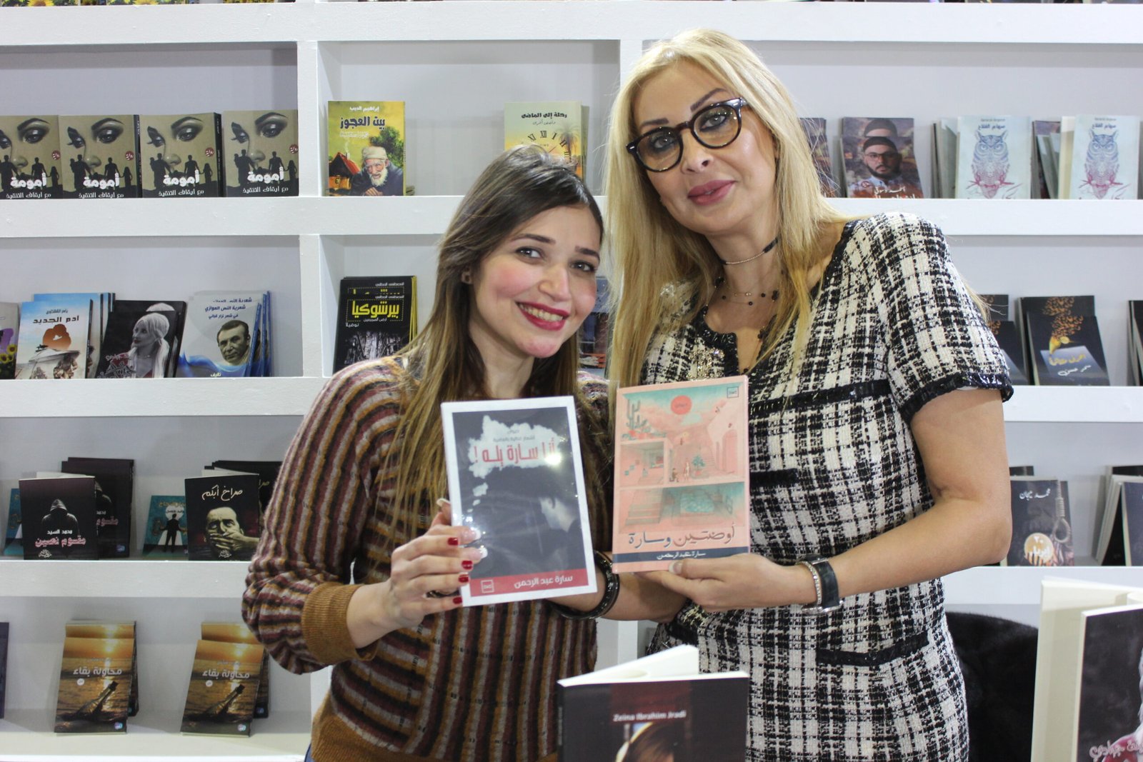 صورة توضيحية - زينة جرادي سفيرة الادب العربي توقع رواية سجينة وكتاب خربشات إمرأة في معرض الكتاب الدولي