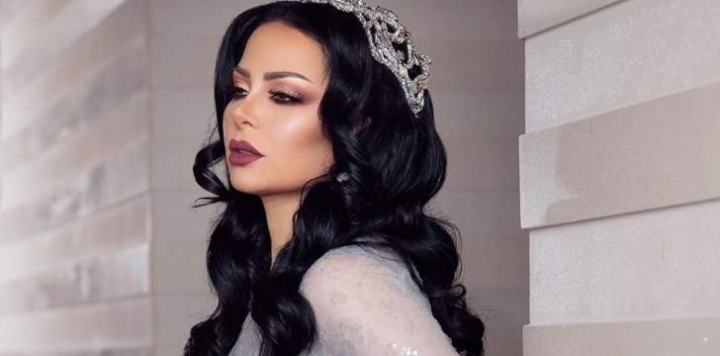 صورة توضيحية - ديانا كرزون تطل من أمام أجمل مبنى في العالم