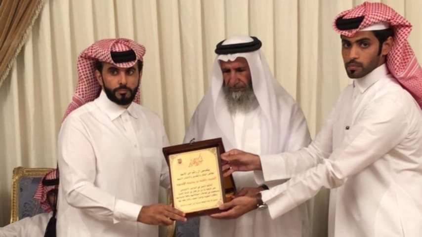 صورة توضيحية - راشد الأسود يحصد درع إنجاز في القبيلة
