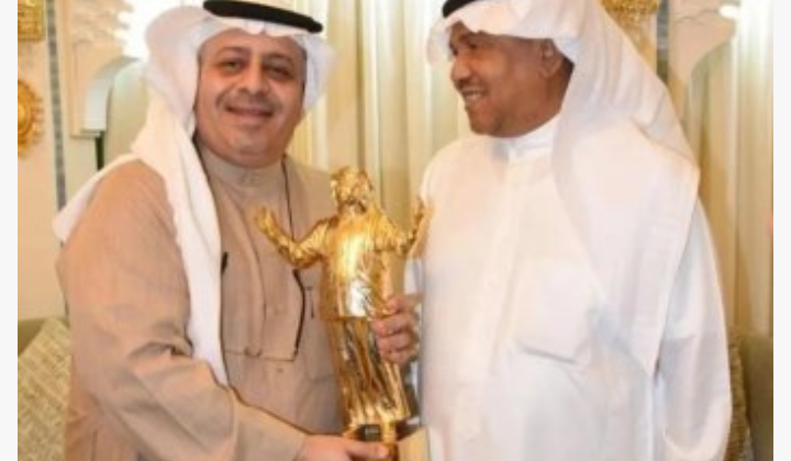 صورة توضيحية - محمد عبده يحصل على تمثاله الذهبي