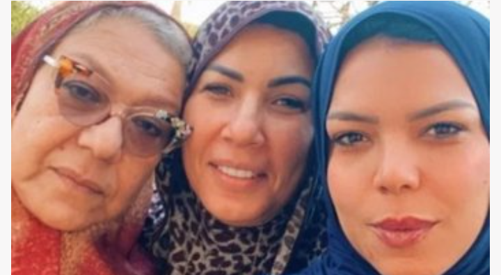 صورة توضيحية - ناهد السباعي بإطلالة جديدة مع والدتها وشقيقتها