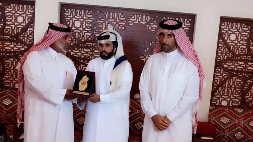 صورة توضيحية - الناشط راشد الأسود مكرماً من جمعية القناصين القطرية في مهرجان مرمي
