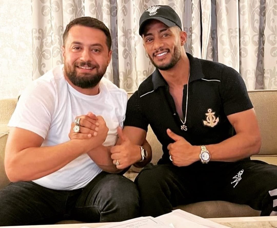 صورة توضيحية - محمد رمضان يغمض عيناه ويوقع مع سلطنة برودكشن على بياض