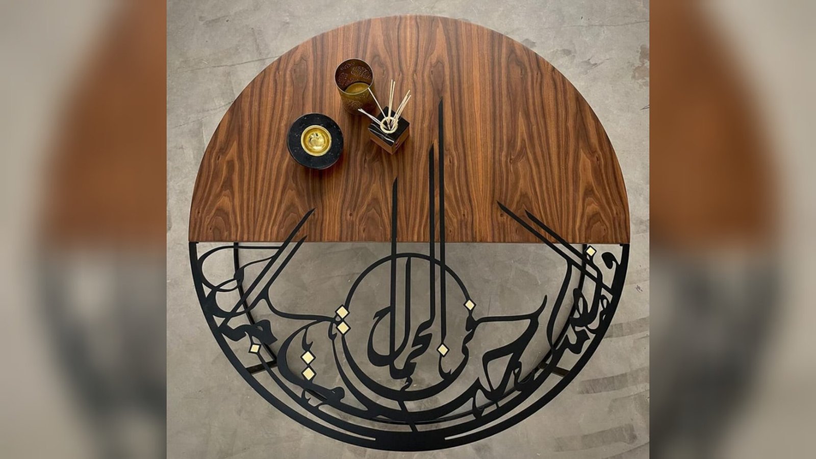صورة توضيحية - طاولة الخط العربي تحفة إبداعية من توقيع شركة Dania D Design