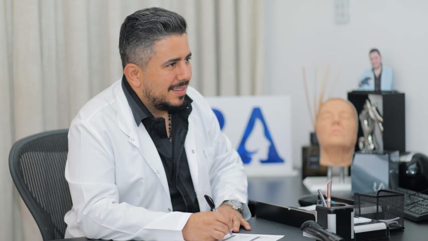 صورة توضيحية - انطلاقاً من بيروت وصولاً إلى مختلف دول العالم مسيرة حافلة للدكتور رامي عبادي