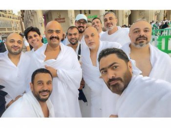 صورة توضيحية - تامر حسني يؤدي مناسك العمرة برفقة أصدقائه