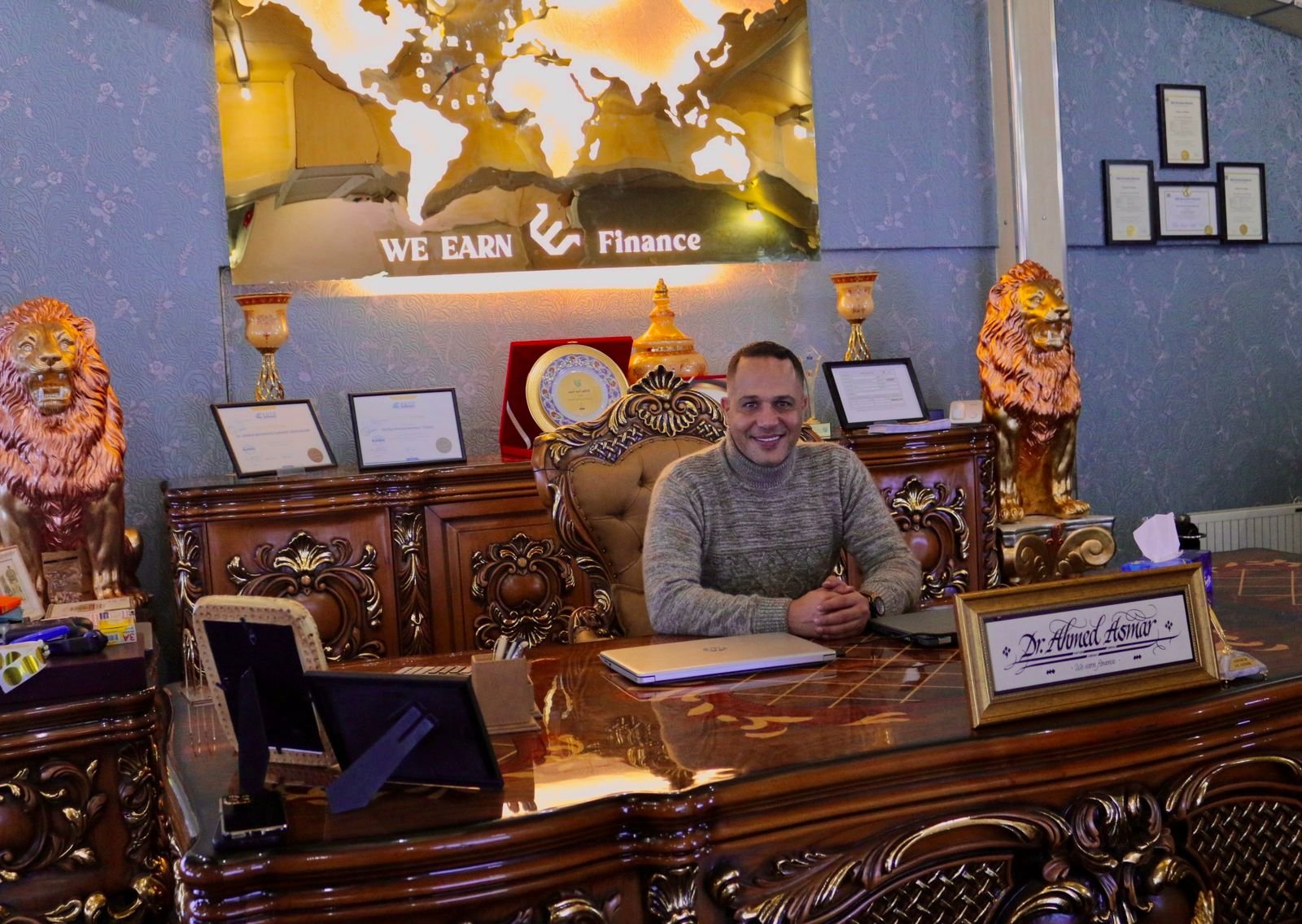 صورة توضيحية - الفنان مصطفى درويش في زيارة لمقر شركةWe earn fanince