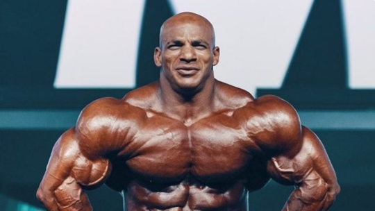 صورة توضيحية - استقبال جماهيري حاشد لـبيغ رامي في مطار القاهرة