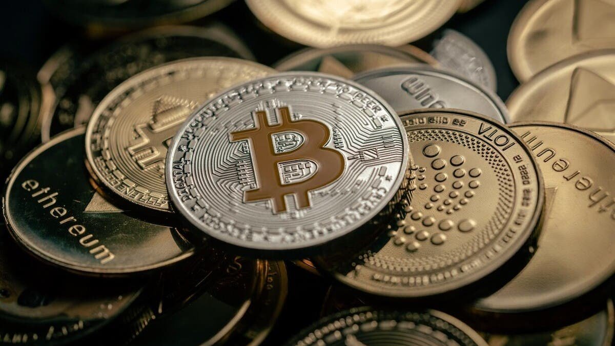 صورة توضيحية - بيتكوين تواصل الهبوط وتلامس مستوى 61 ألف دولار لأول مرة منذ فبراير